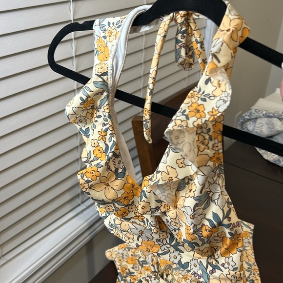 CUPSHE Tummy Control High Waisted Halter VNeck Floral Ruffled Trim Ruched - Picture 11 of 16